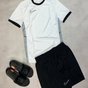 Kit NK com 1 camisa, 1 short dry fit e 1 chinelo